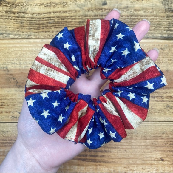 Patriotic Wristlet Keychain and Scrunchie Set "Vintage red and blue flag" - Picture 2 of 3